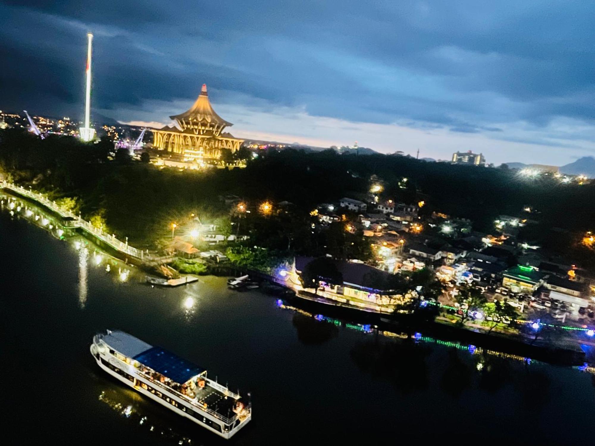 Kuching City Center Riverbank Suites With Marvelous River View Extérieur photo